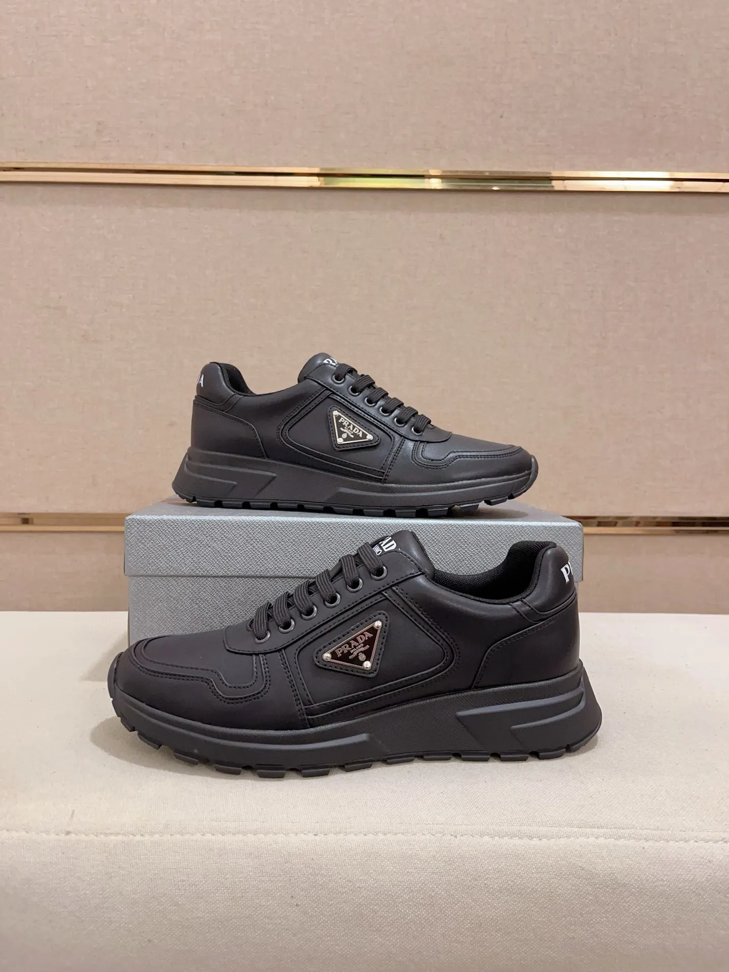 Men's shoes 💰 580 💰 (high version) new Prada (Prada) high-top counters are launched simultaneously, new men's shoes, 😘fabrics are selected from waterproof technical cloth. First layer cowhide lining. 👍🏿Original molded anti-slip rubber outsole, with exquisite lines, simple and elegant, comfortable and high-end for leisure travel. Number of yards: 38 to 44. (Can be customized for 45.46.)